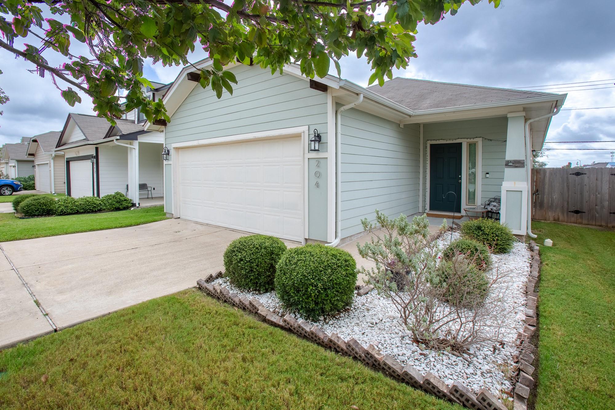 204 Twisted Oaks LN