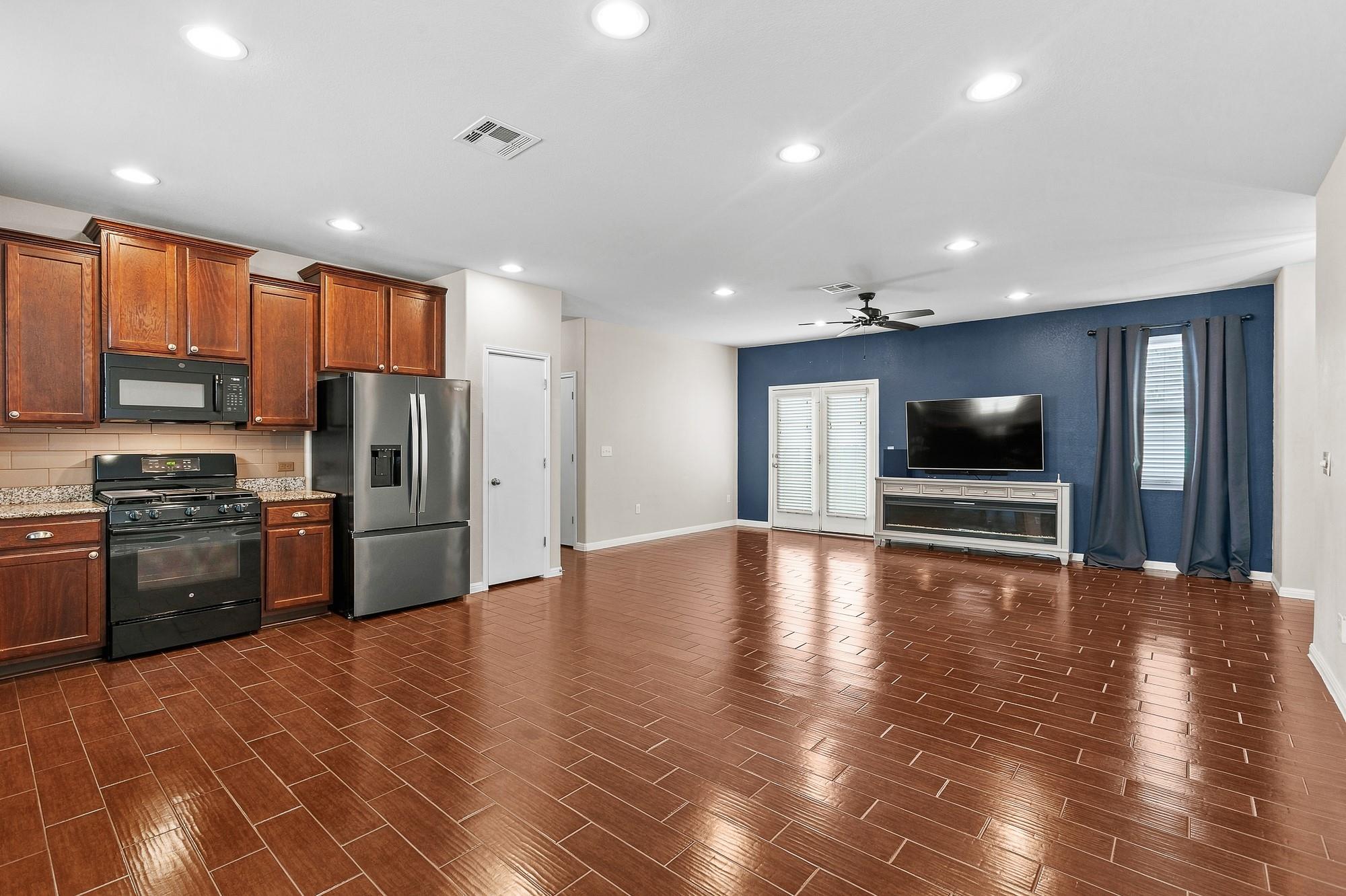 204 Twisted Oaks LN