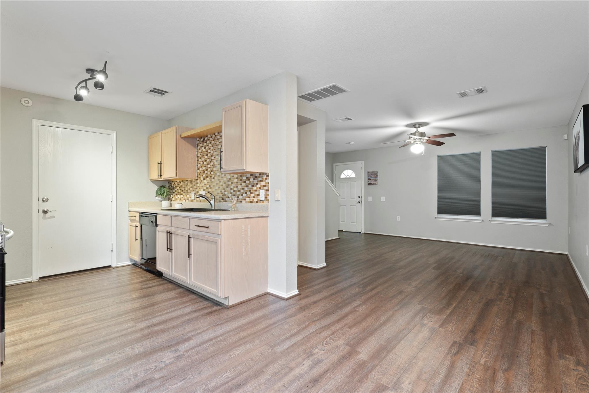 8609 Claude CT