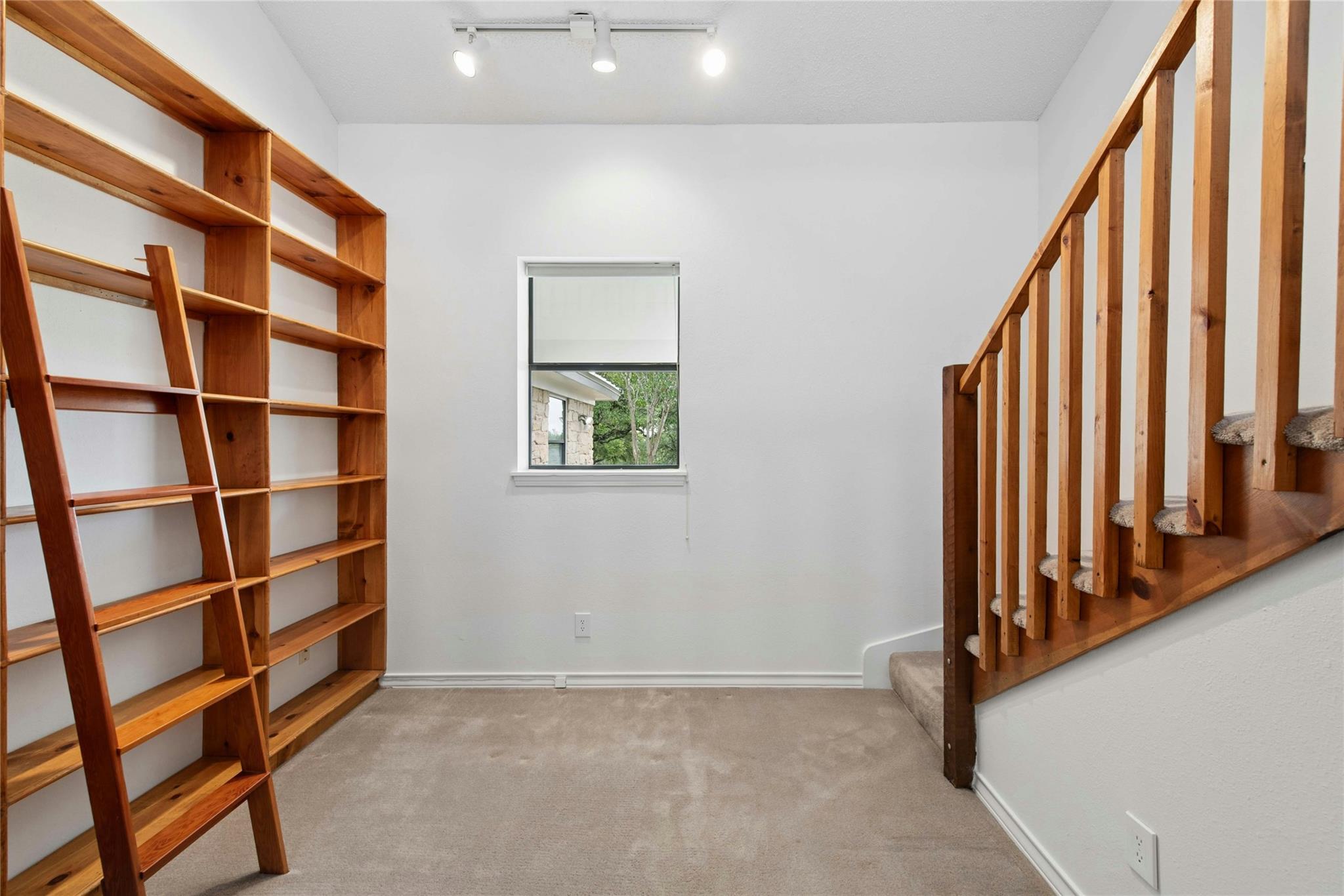 140 Donna DR