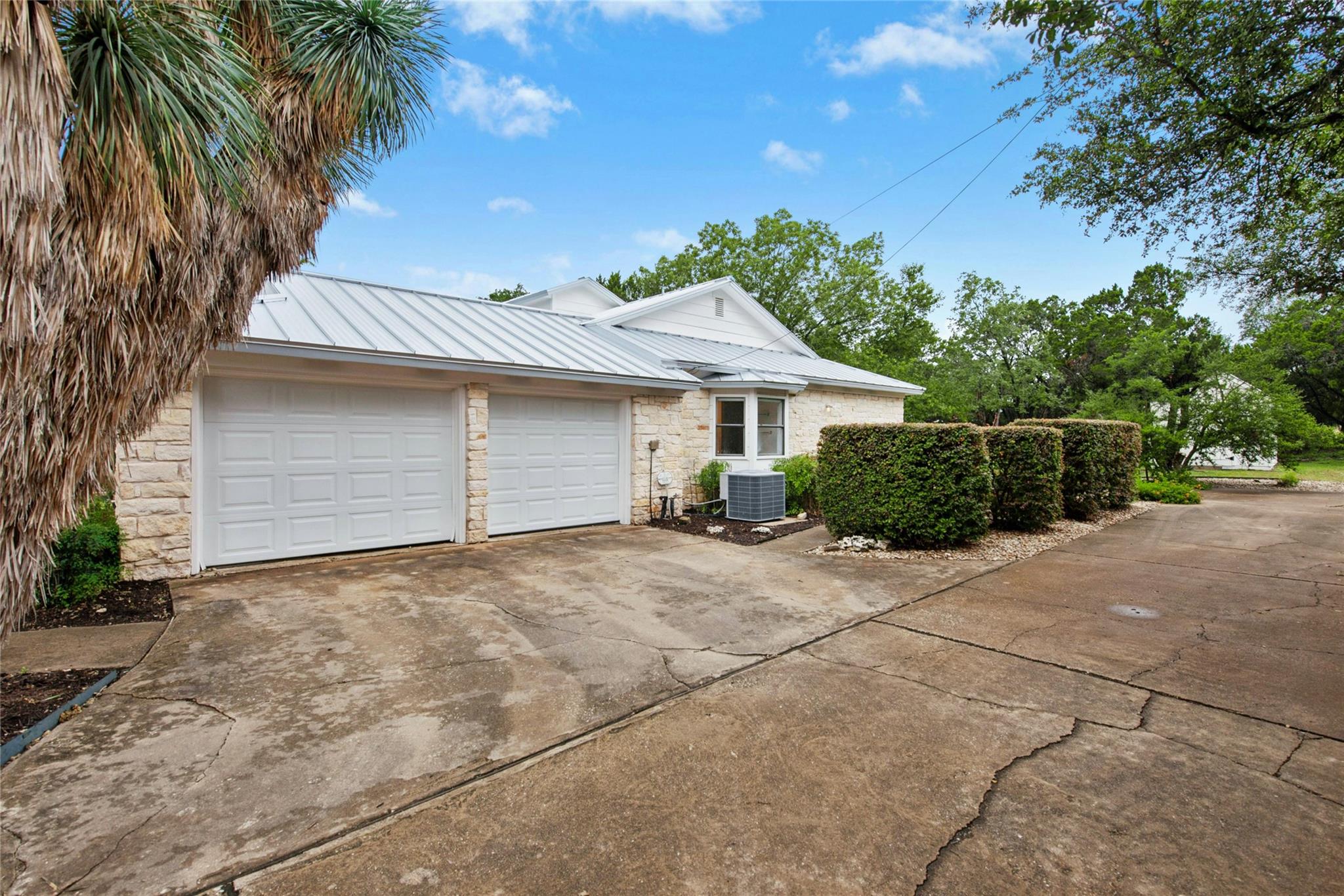 140 Donna DR