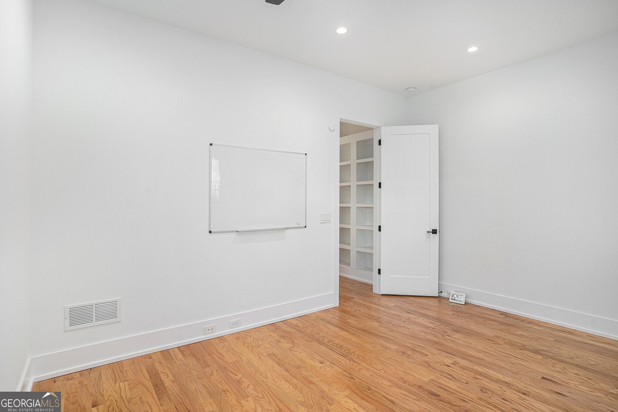 1099 Hawthorne Street NE