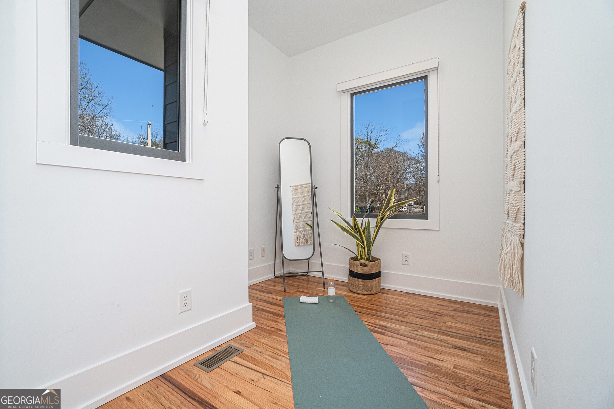 1099 Hawthorne Street NE