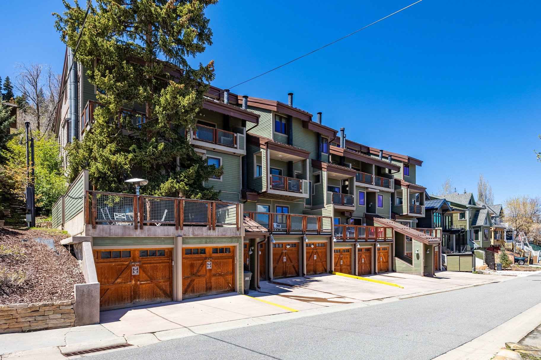 441 WOODSIDE AVE
