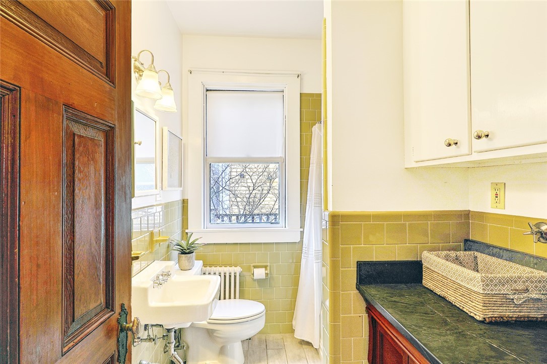 15 Adelphi Avenue