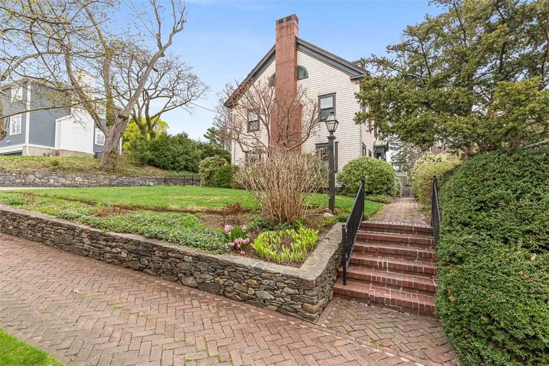 76 Freeman Parkway