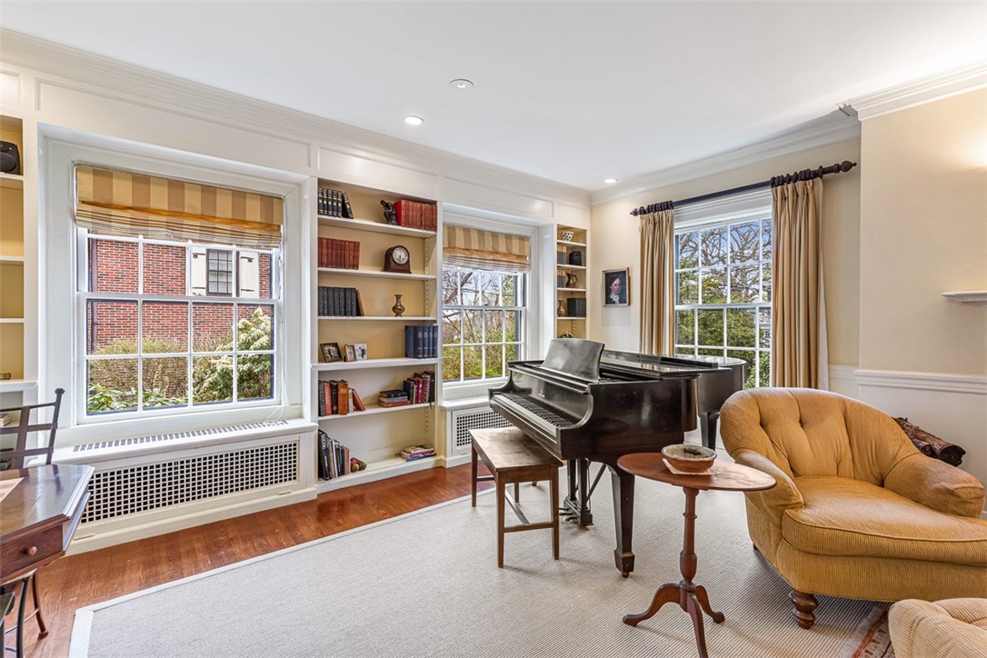 76 Freeman Parkway