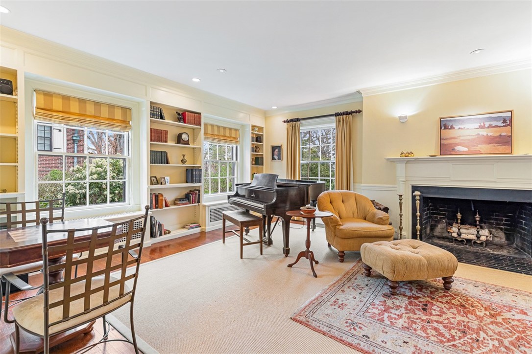 76 Freeman Parkway