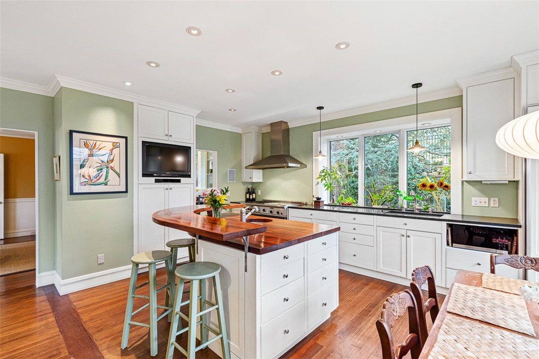 76 Freeman Parkway