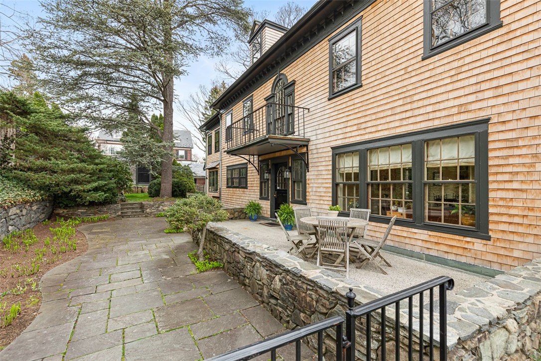 76 Freeman Parkway
