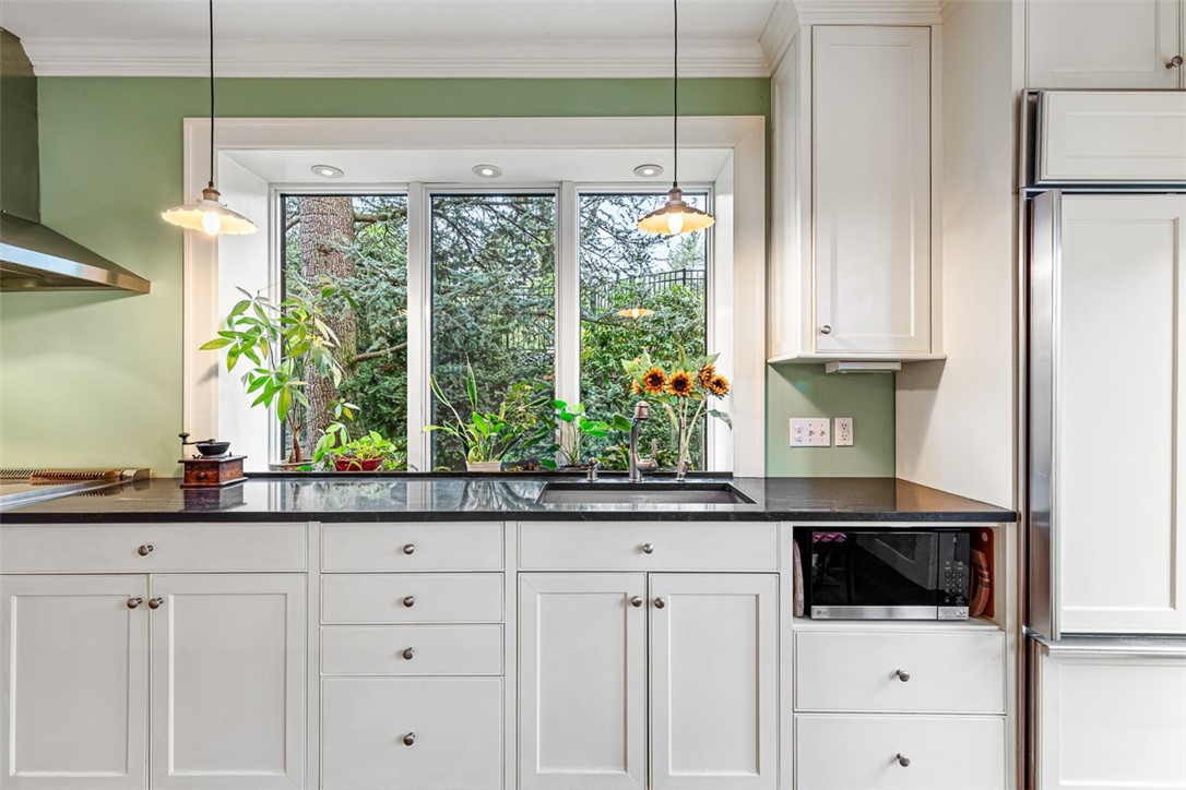 76 Freeman Parkway
