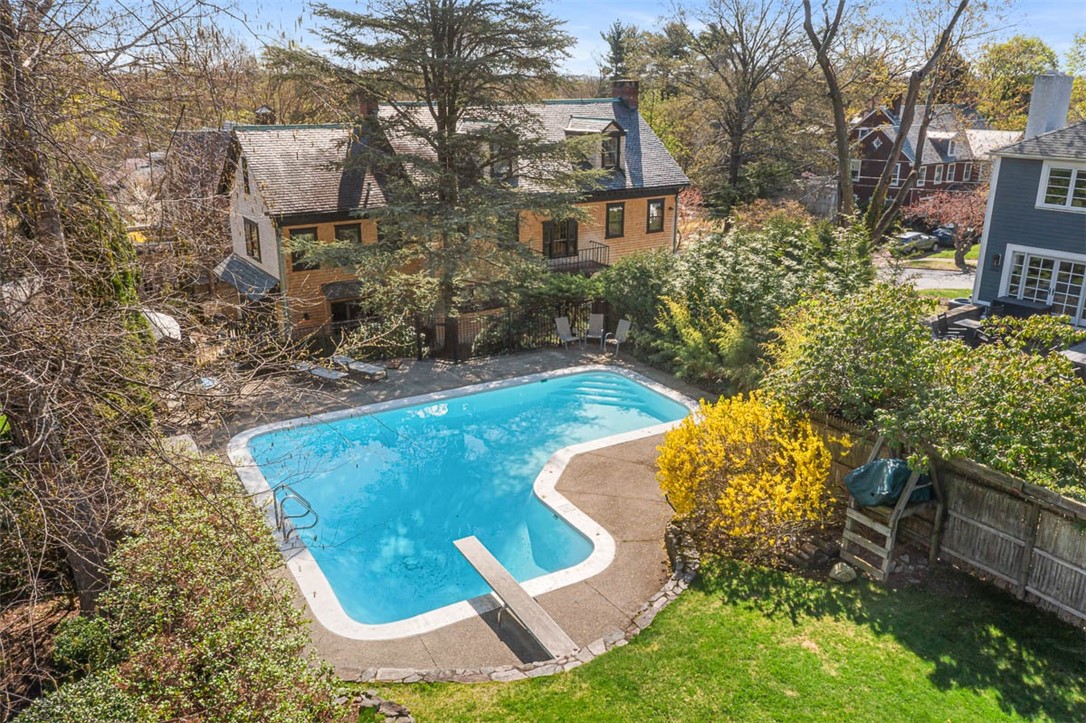 76 Freeman Parkway