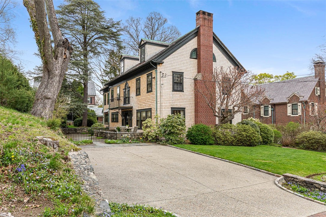 76 Freeman Parkway