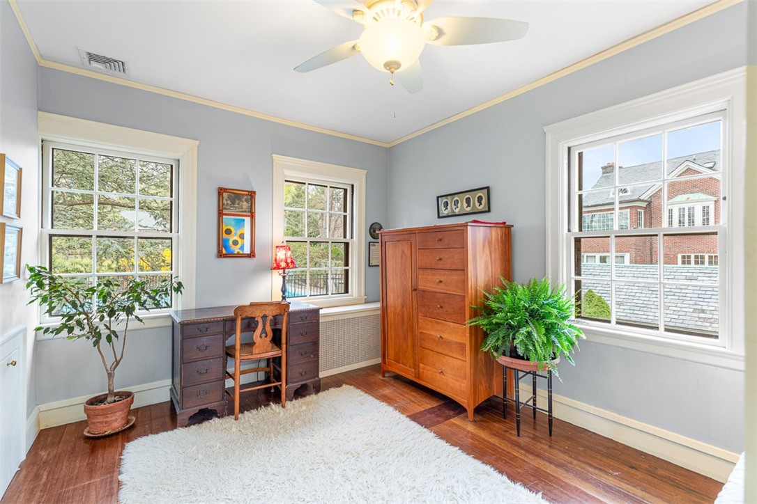 76 Freeman Parkway