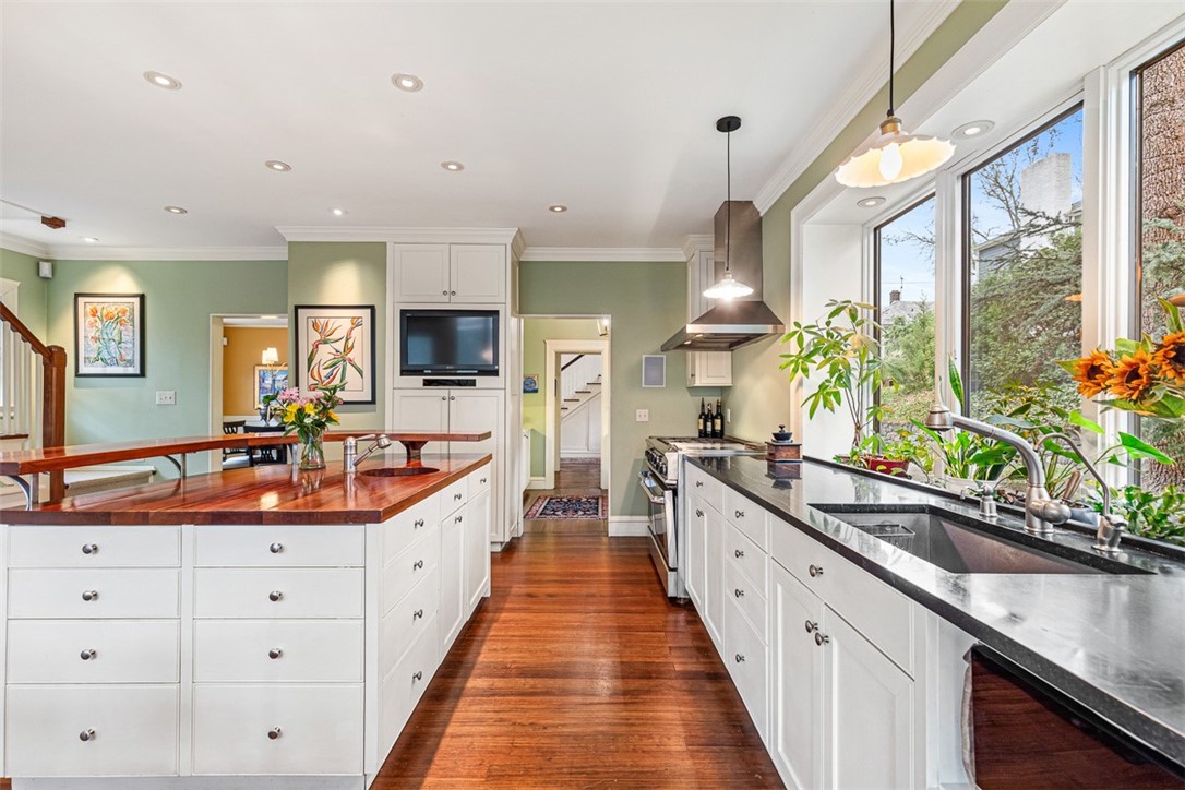 76 Freeman Parkway
