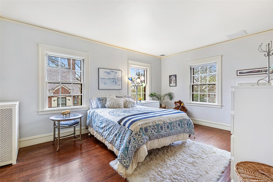 76 Freeman Parkway