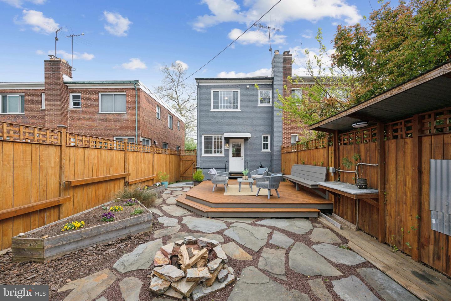 1238 Emerson St NE