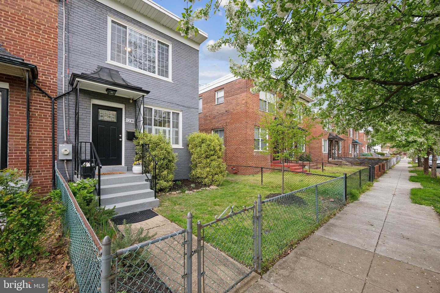 1238 Emerson St NE