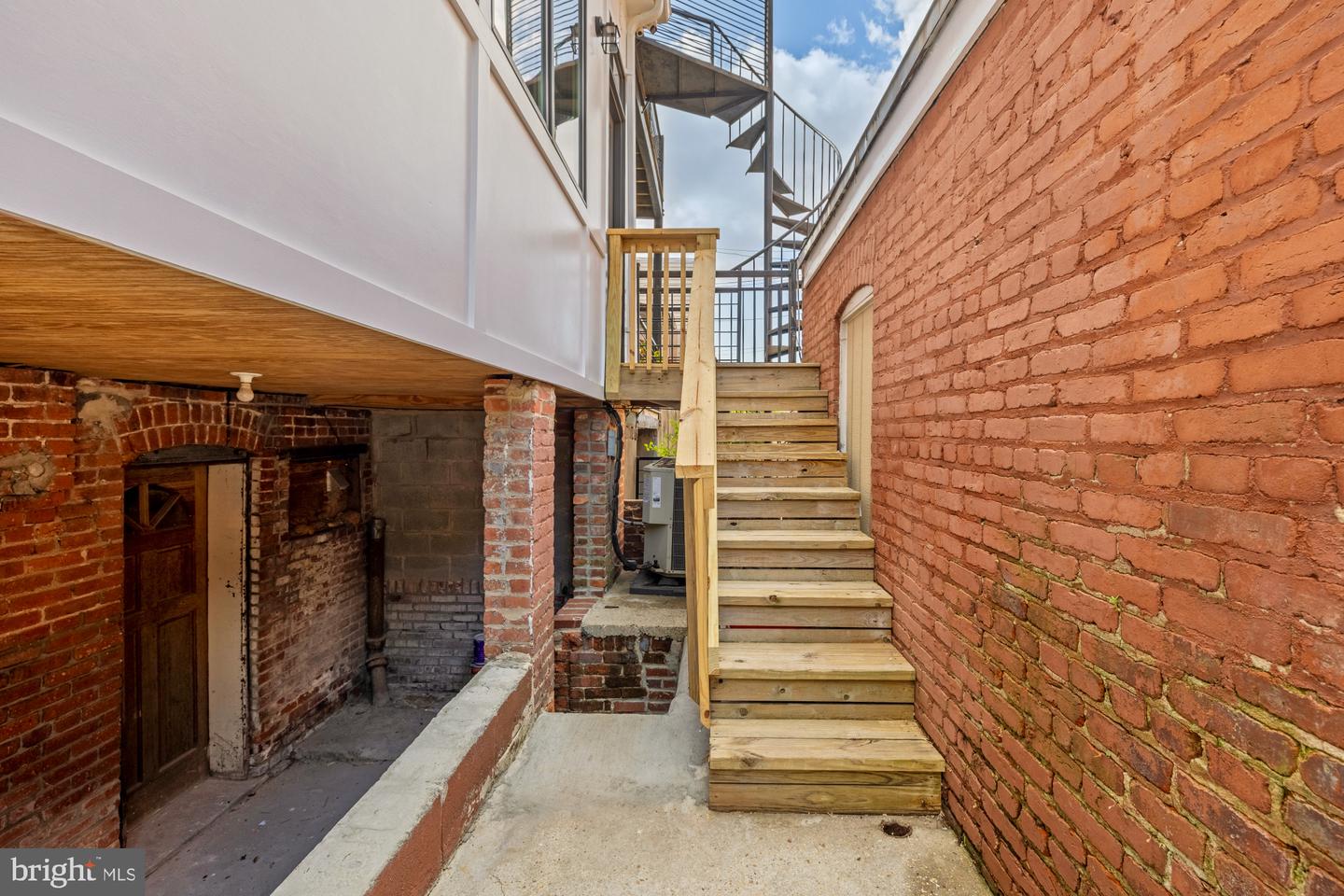 100 W St NW