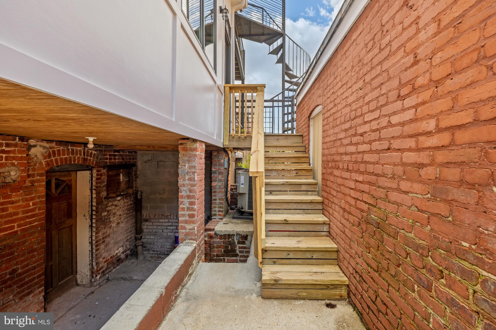 100 W St NW