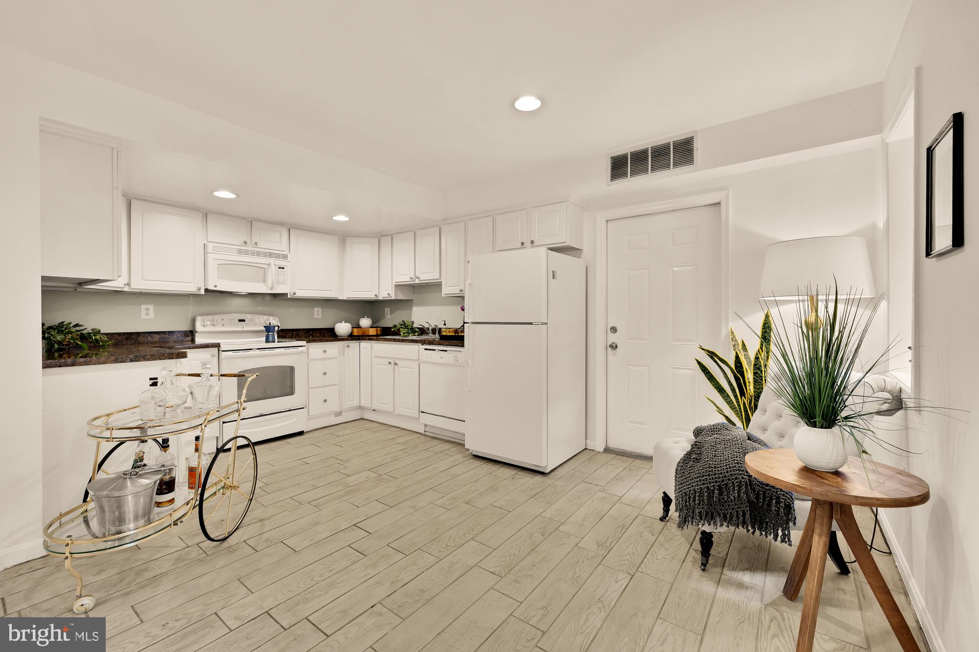 100 W St NW
