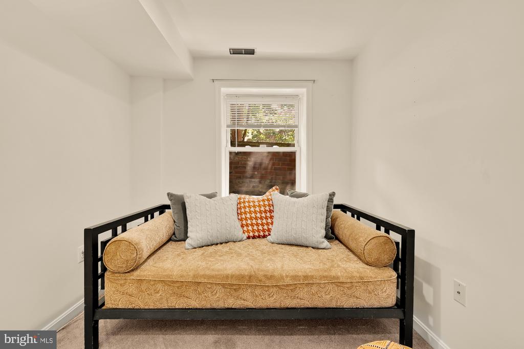 100 W St NW