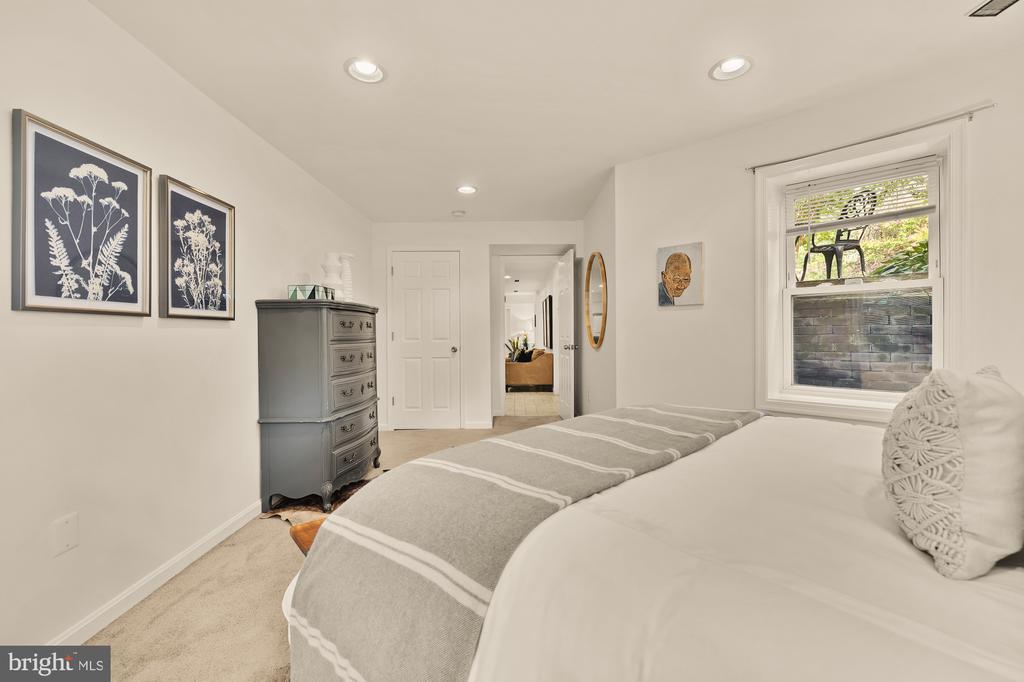100 W St NW