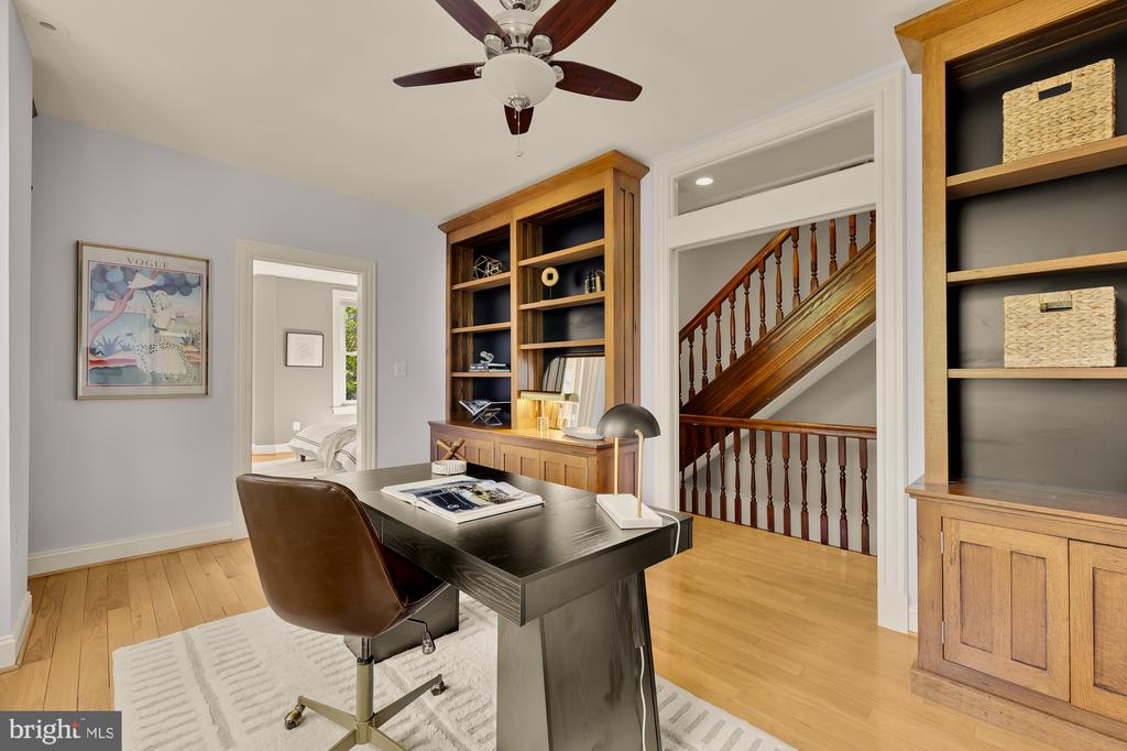 100 W St NW