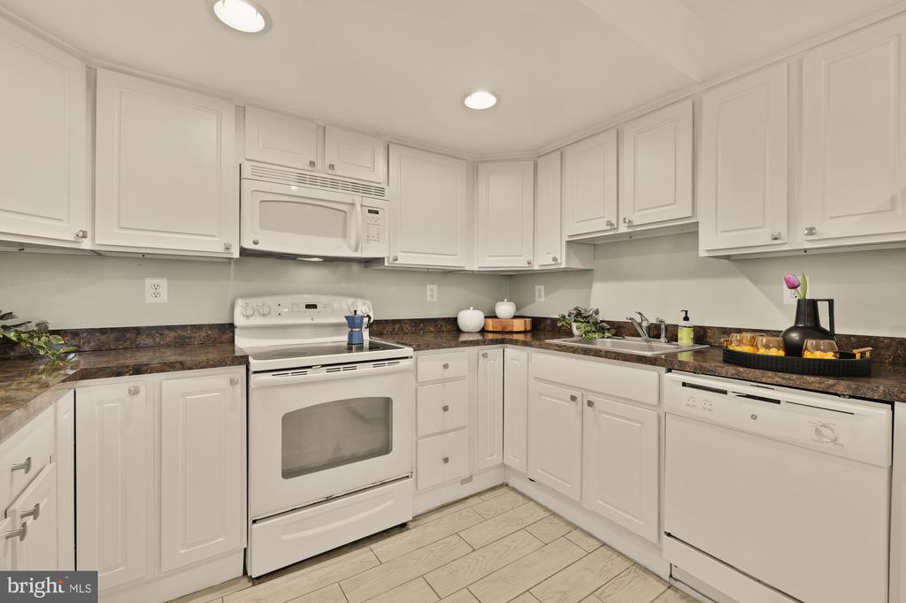 100 W St NW