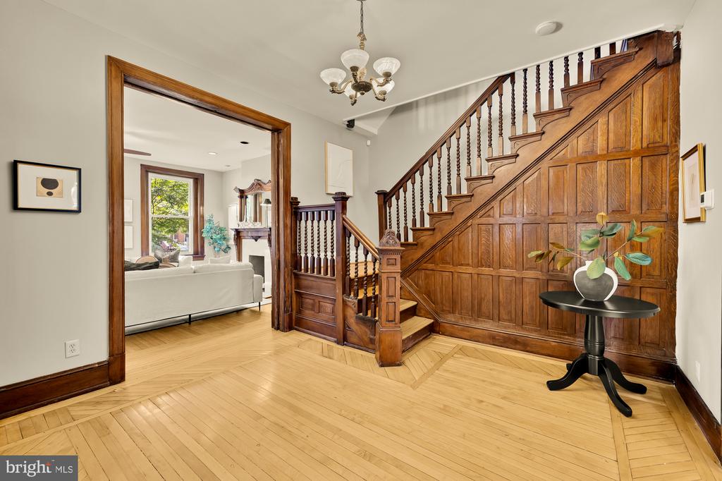 100 W St NW