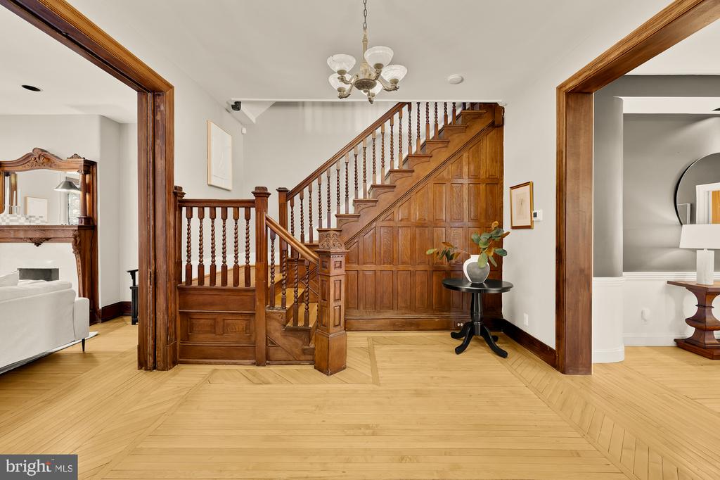 100 W St NW