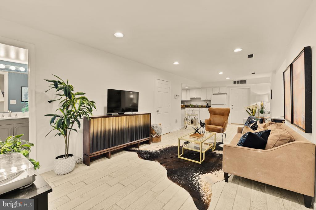 100 W St NW