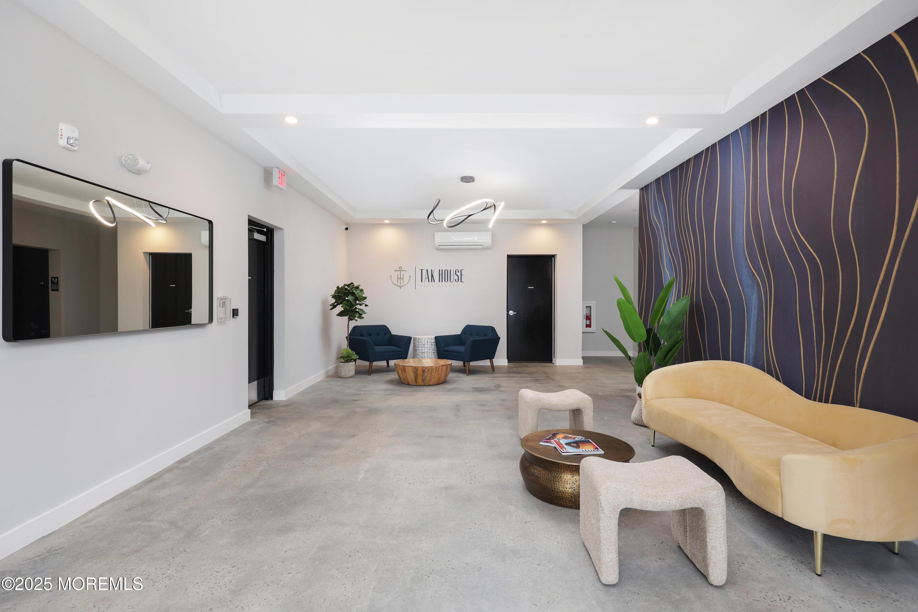 6 W End Court 211
