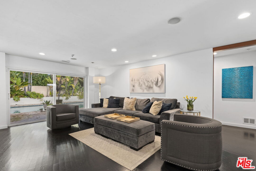 8405 Edwin Dr