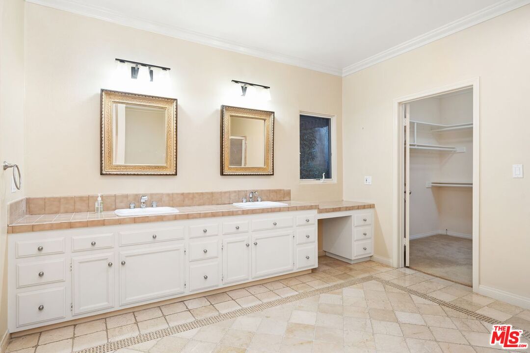 1808 Franklin Canyon Dr