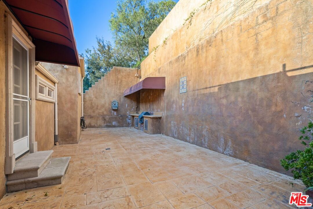 1808 Franklin Canyon Dr