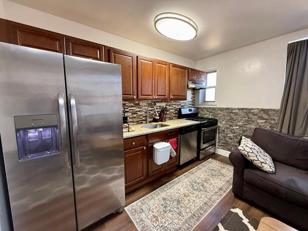 565 castleton Avenue 2B