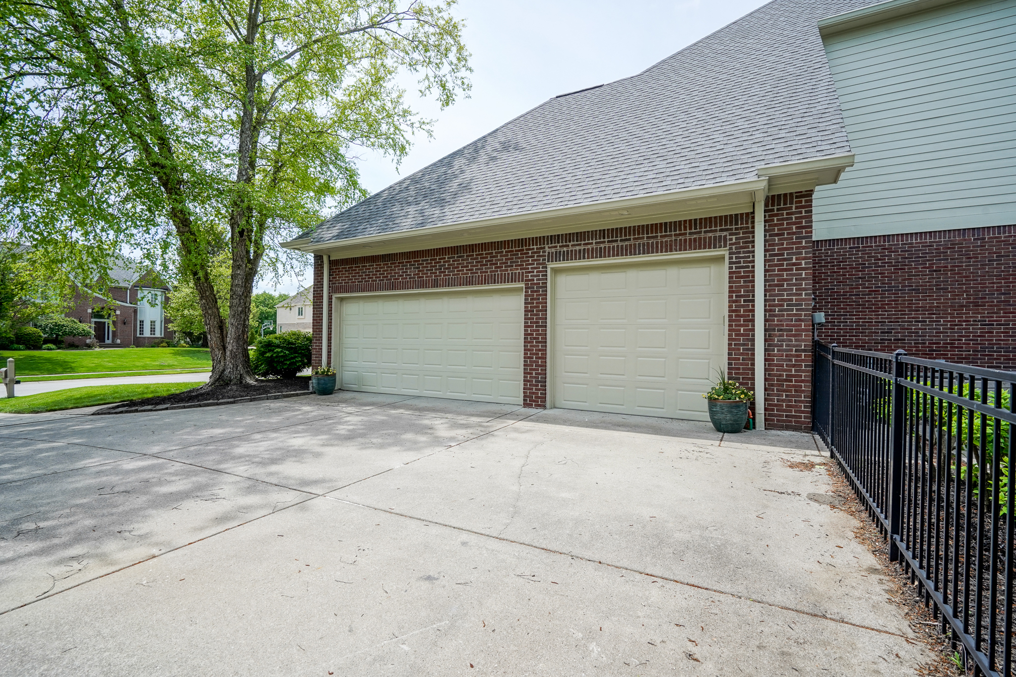 910 Twelve Oaks