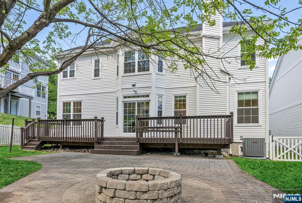 17 Crooked Hill