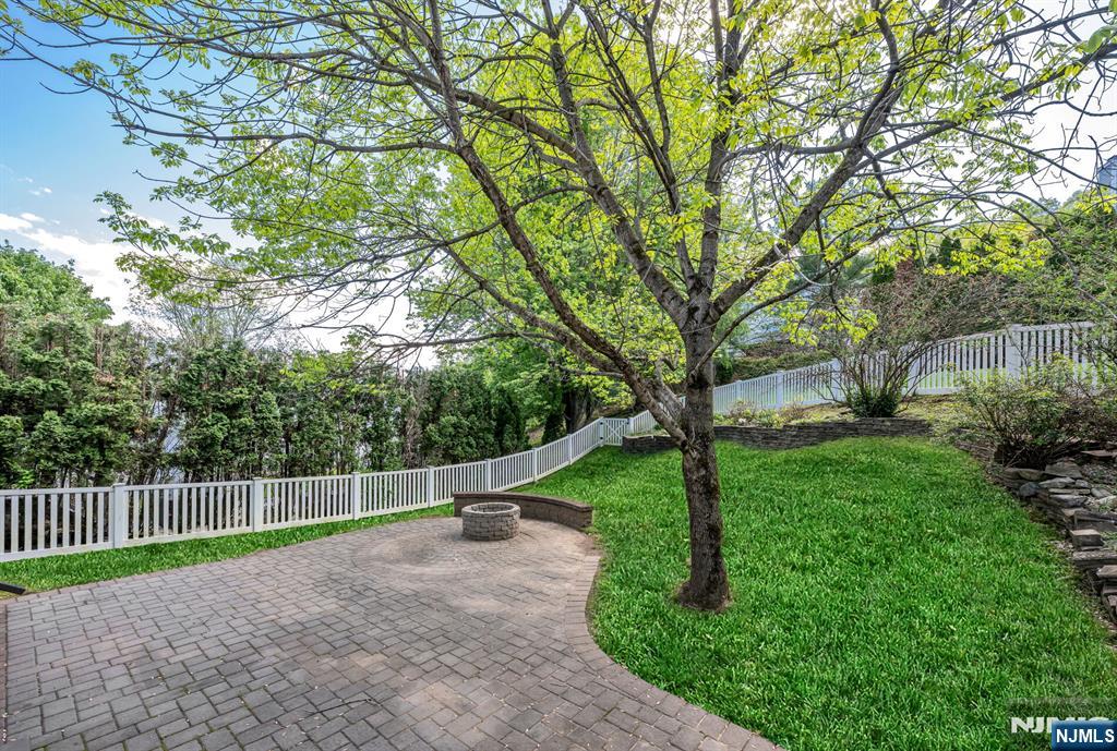 17 Crooked Hill