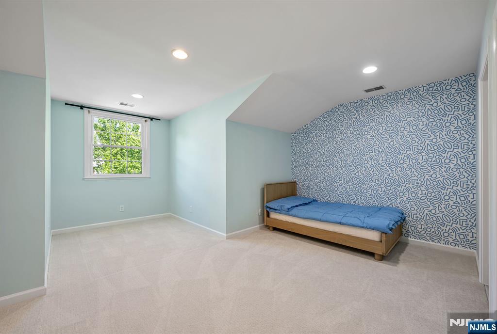 17 Crooked Hill