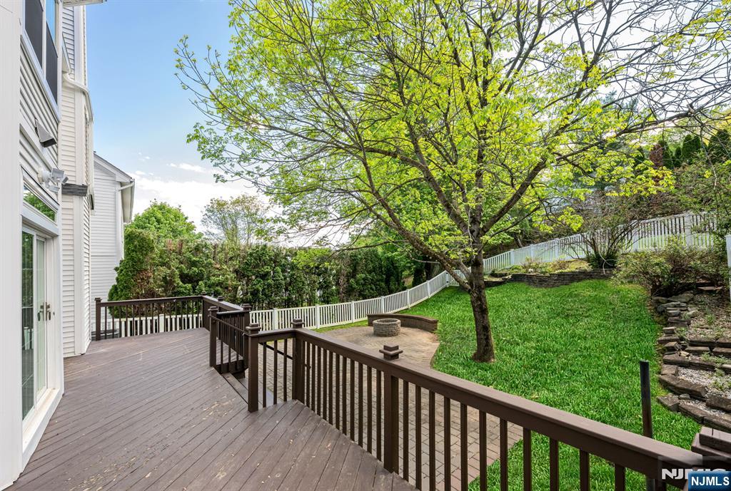 17 Crooked Hill