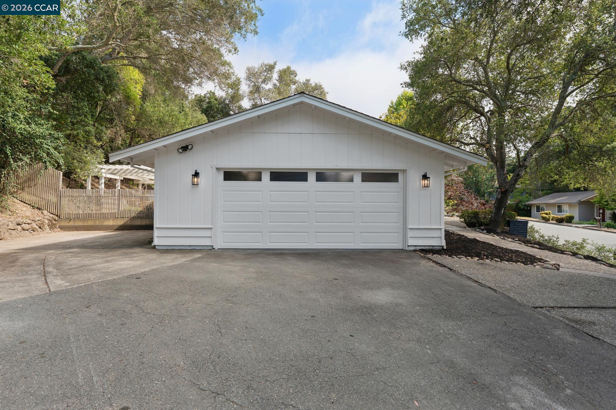 694 Glorietta Blvd