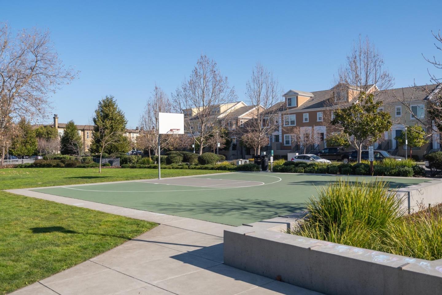 462 E 28th AVE