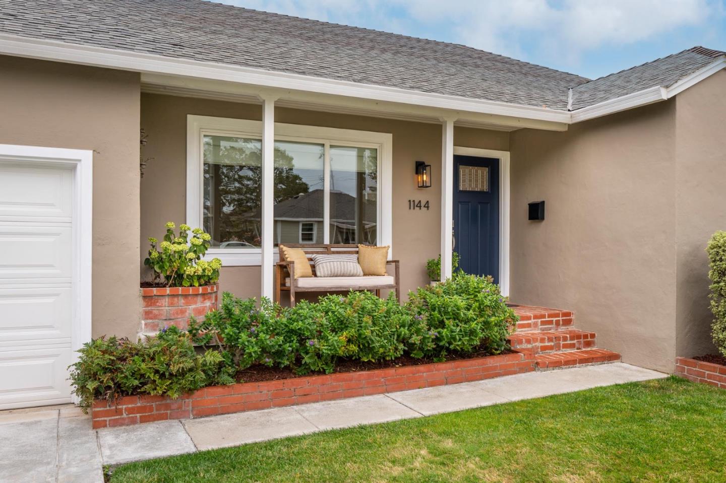 1144 Hawthorne Drive