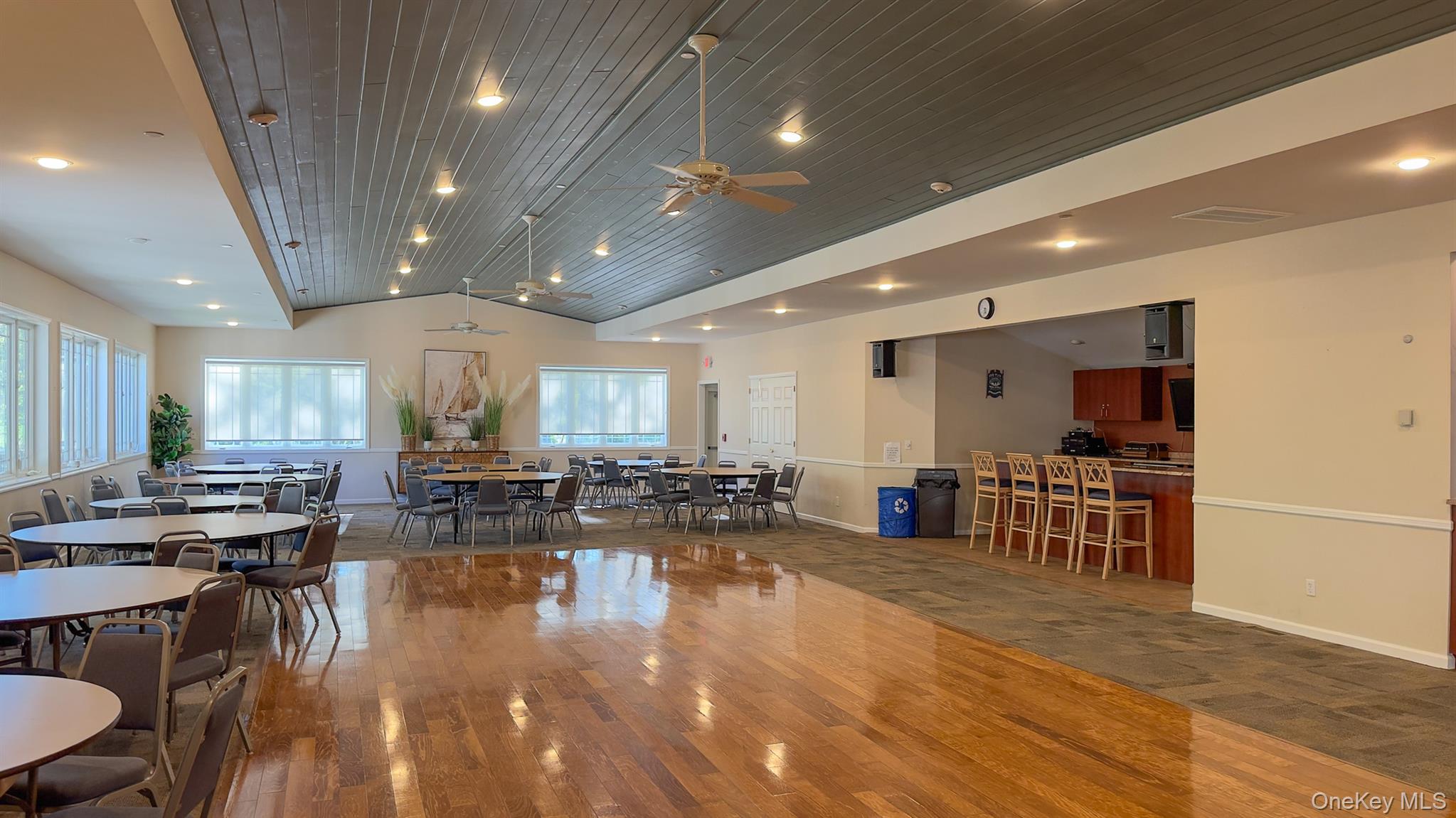 1407 Middle Road Unit: 83