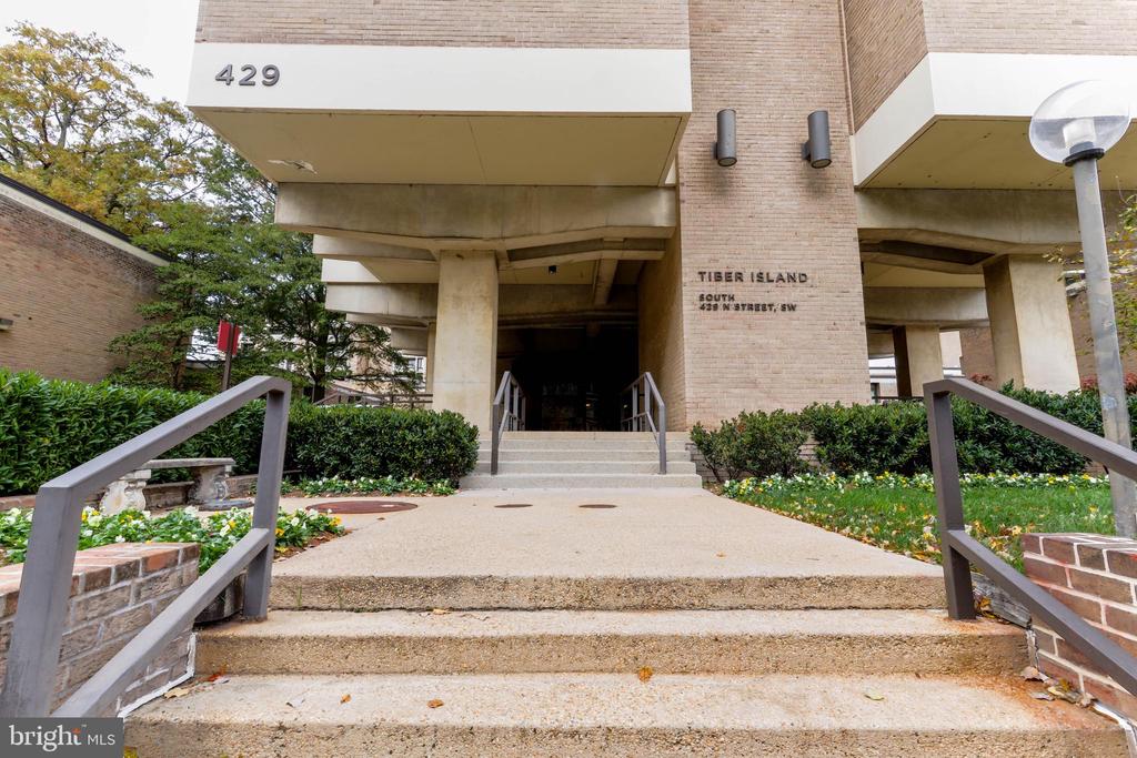 429 N ST SW Unit: S-201