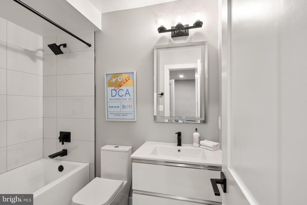 1513 A STREET NE Unit: 1