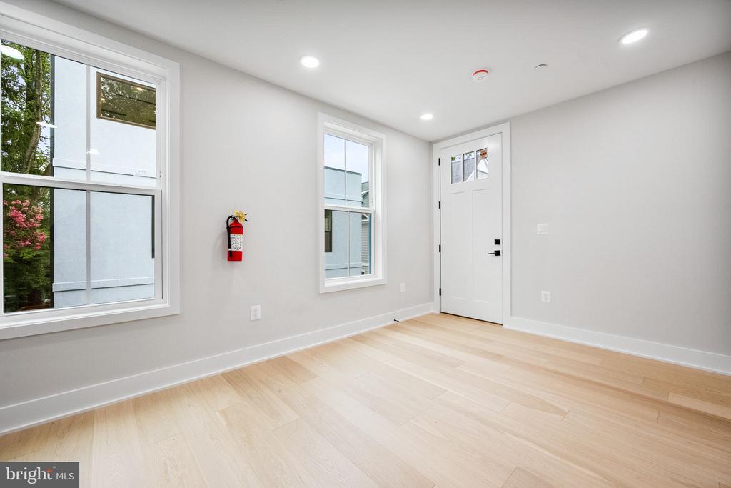 3711 LIVINGSTON STREET NW
