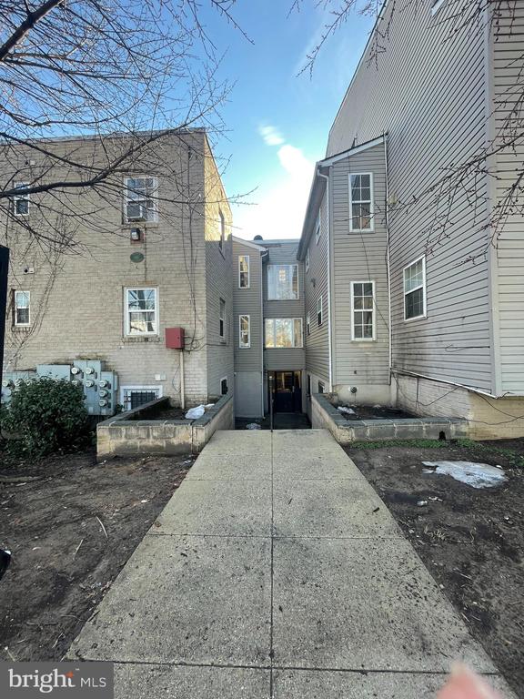 612 EASTERN AVENUE NE Unit: C02